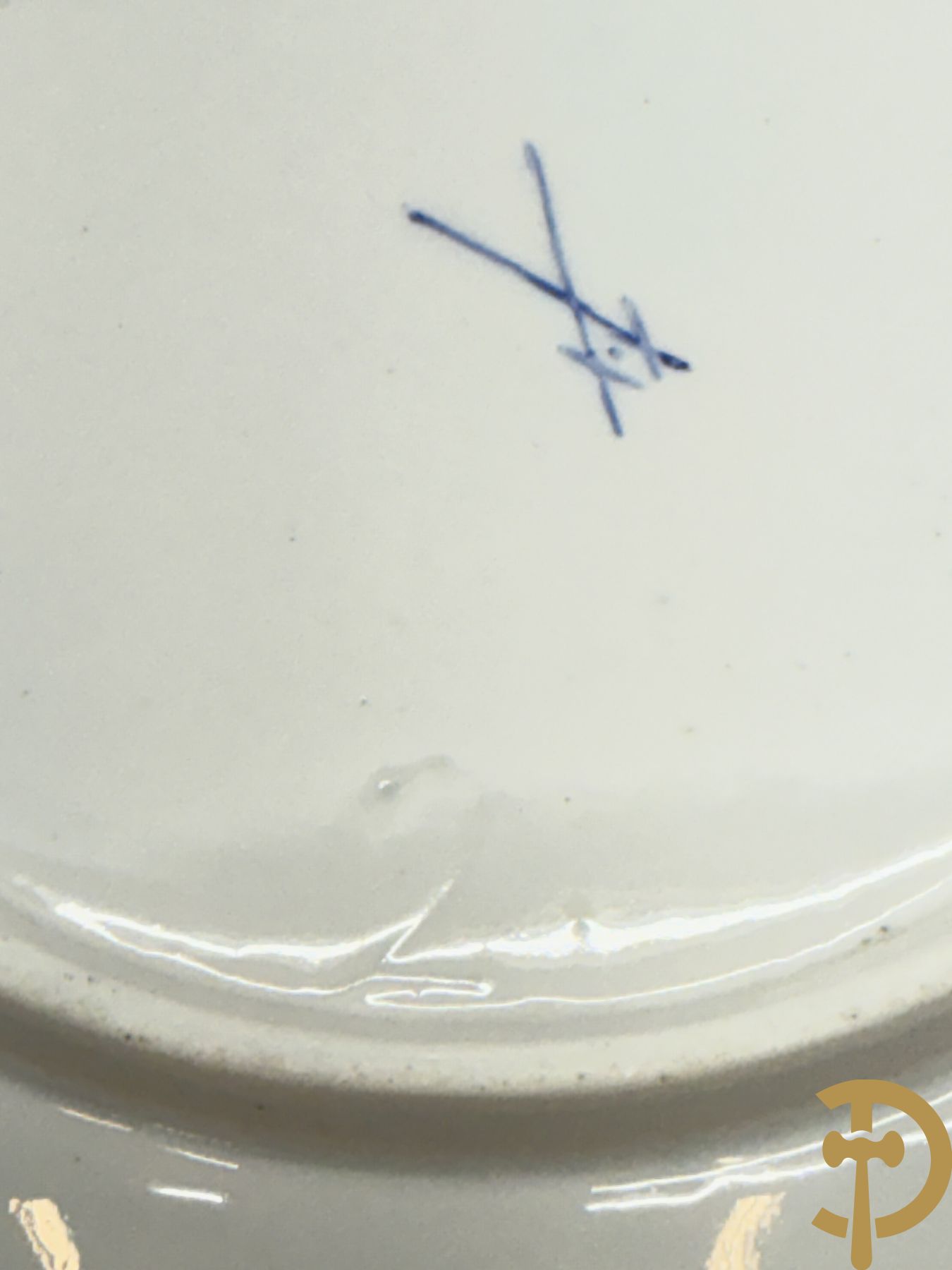 Porseleinen groentenschotel met handbeschilderd bloemendecor, Doorniks, onderaan gemerkt, 19e