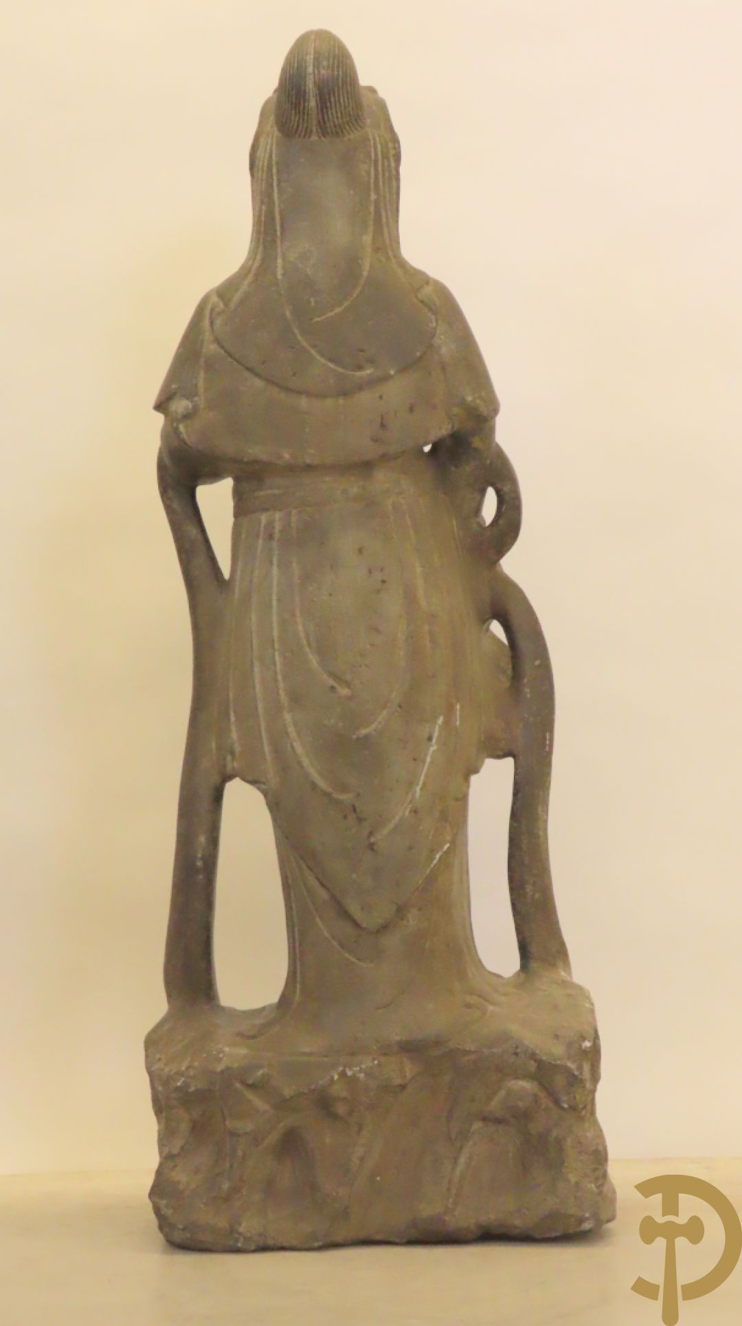 Aziatisch handgesculpteerd stenen beeld van een staande boedha