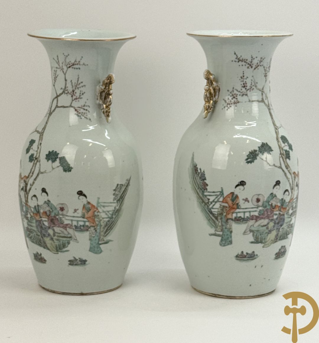 Paar Chinese porseleinen vazen met geisha decor en dames in landschap