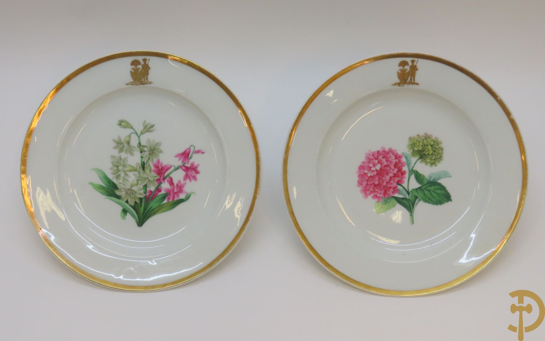 Zes porseleinen borden onder gemerkt met zwaarden / Meissen : 1 bord met stadstafereel, 1 verlucht bord met drakendecor, 1 bord met vogeldecor, 1 met bloemen en 2 met bloemendecor omgeven door vergulde rand