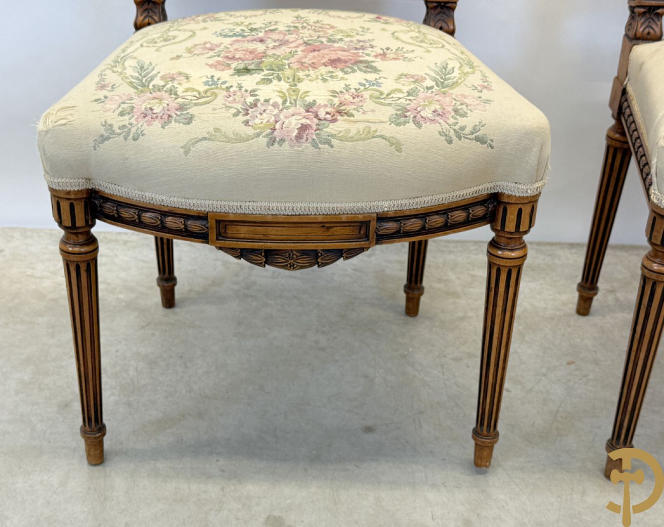 Vijfdelig notelaren Louis XVI salonensemble bestaande uit canapé, 2 armzetels en 2 stoelen