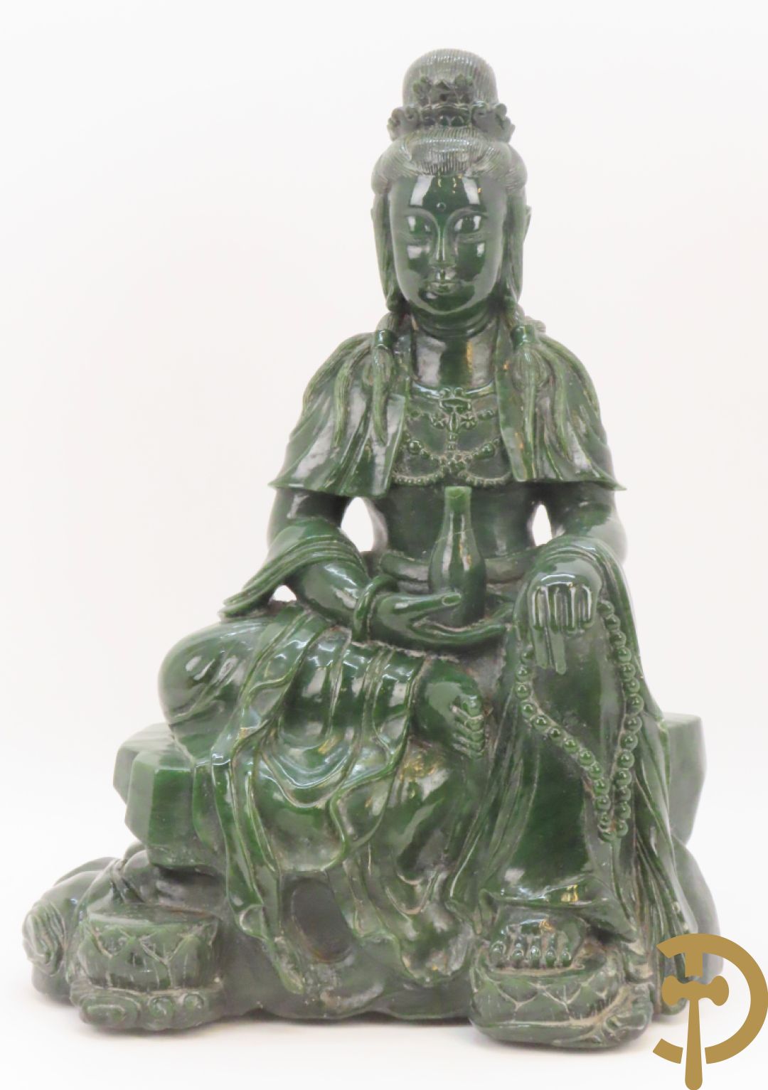 Handgesculpteerde geisha met flesje in de hand in groene jade
