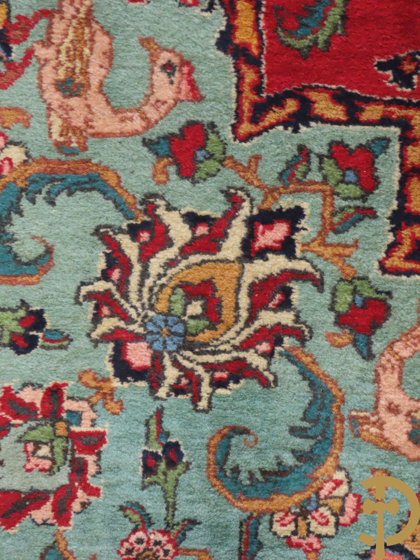 Oosters handgeknoopt tapijt met bloemen, dierenmotieven en centraal decor op rode fond