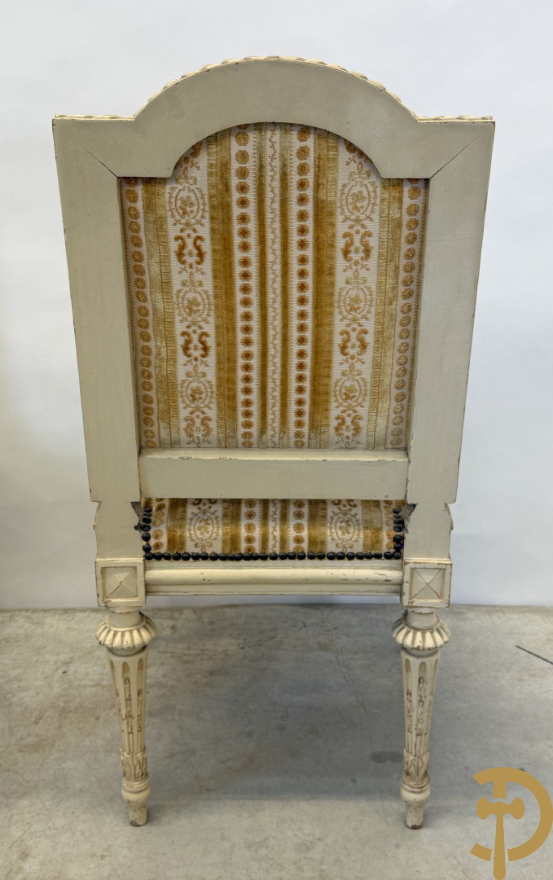 Gemonochromeerd salonensemble met gesculpteerde bladranken bestaande uit canapé, 2 armzetels en 3 stoelen