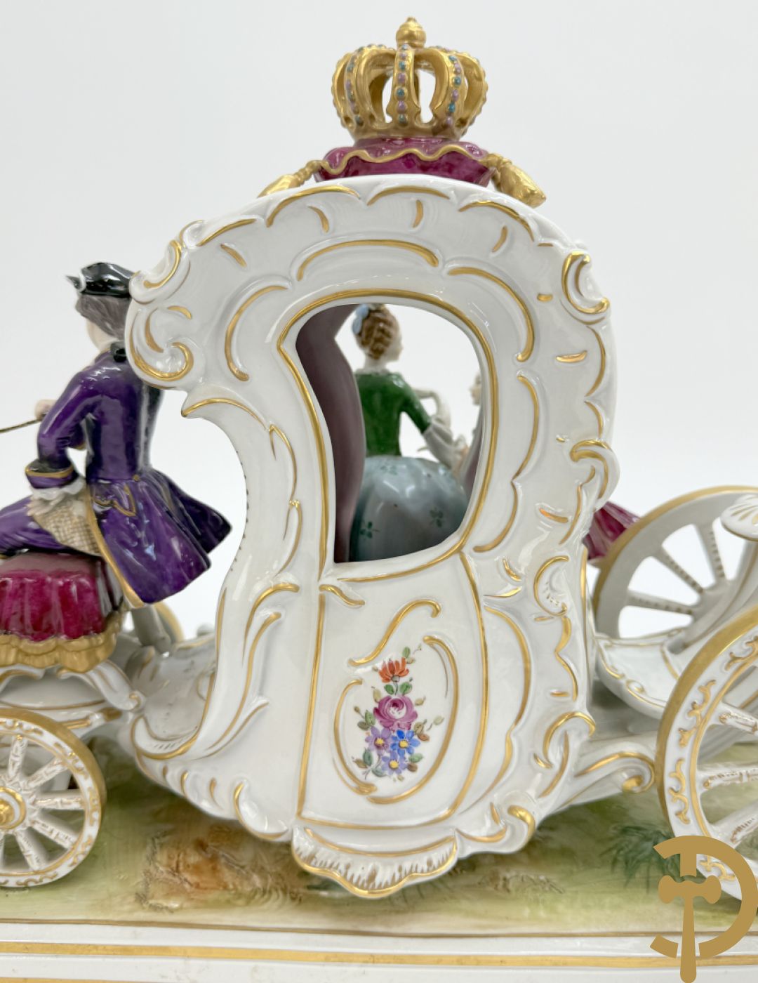 Porseleinen meerkleurige groep met koets, edeldame, lakei, ruiter en 2 paarden