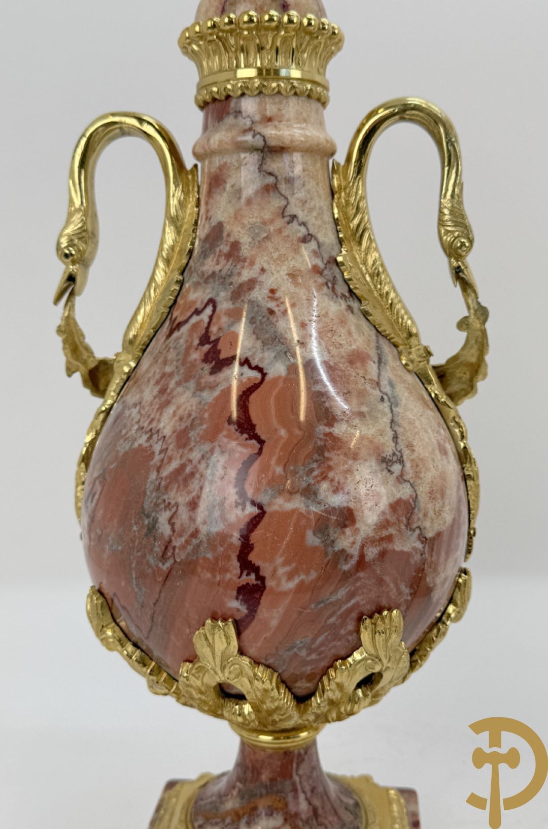 Paar marmeren cassolettes met zwanehalzen en guirlandes