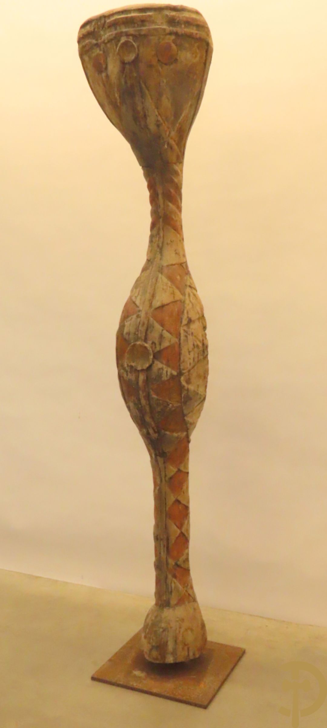 Afrikaans gekleurd decoratief sierelement als totempaal op ijzeren sokkel