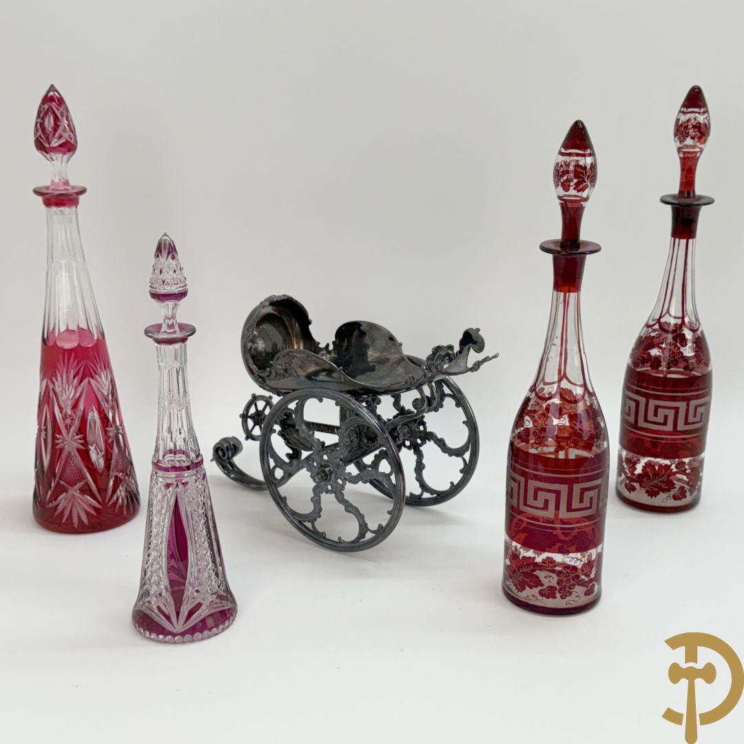 Paarse en rood gekleurde kristallen karaf Val-Saint-Lambert + 2 Boheemse karaffen + verzilverde decanteur met Louis XV motieven