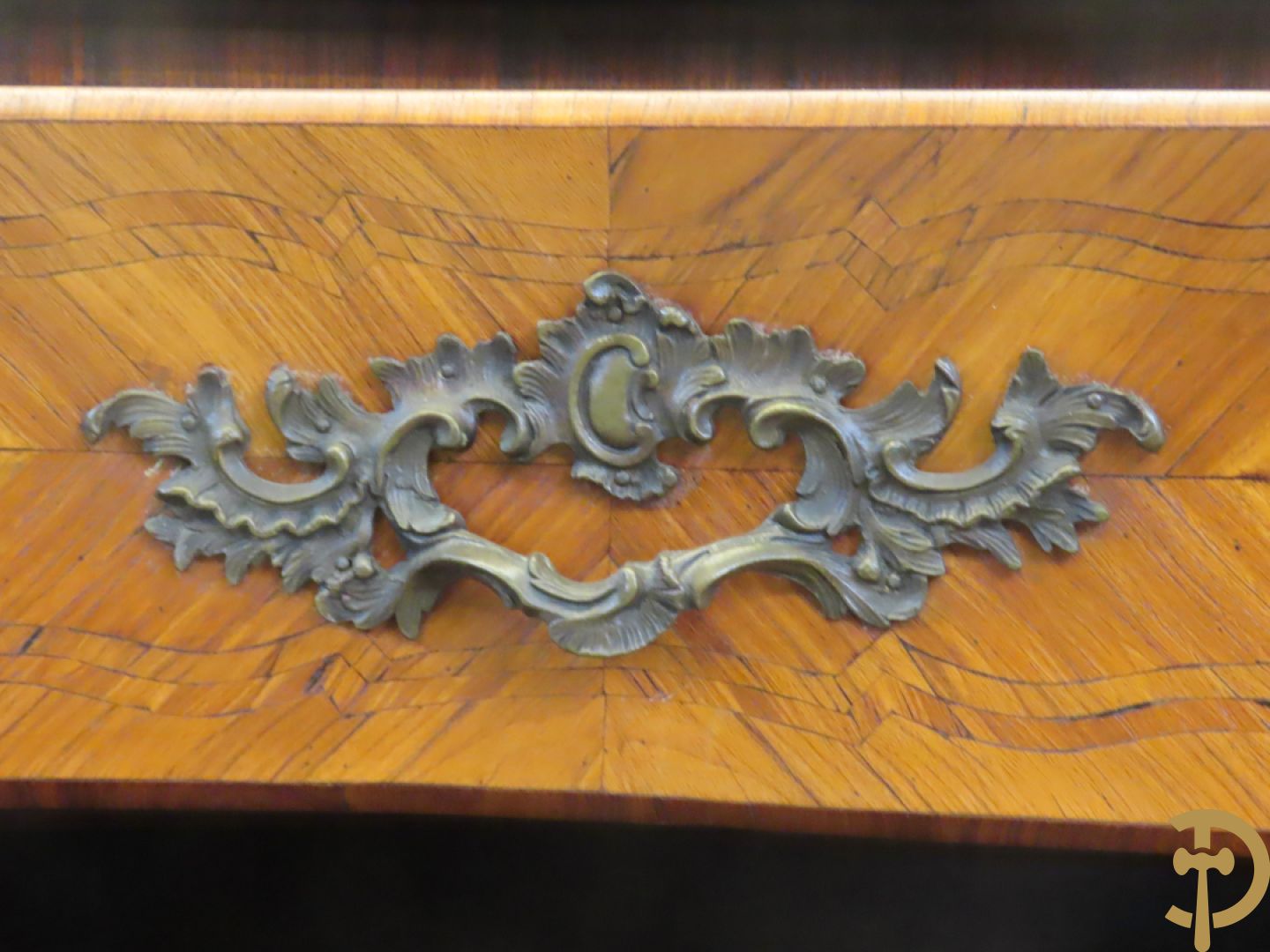 Gegalbeerde vierladencommode met bronsbeslag, marqueterie en marmeren blad