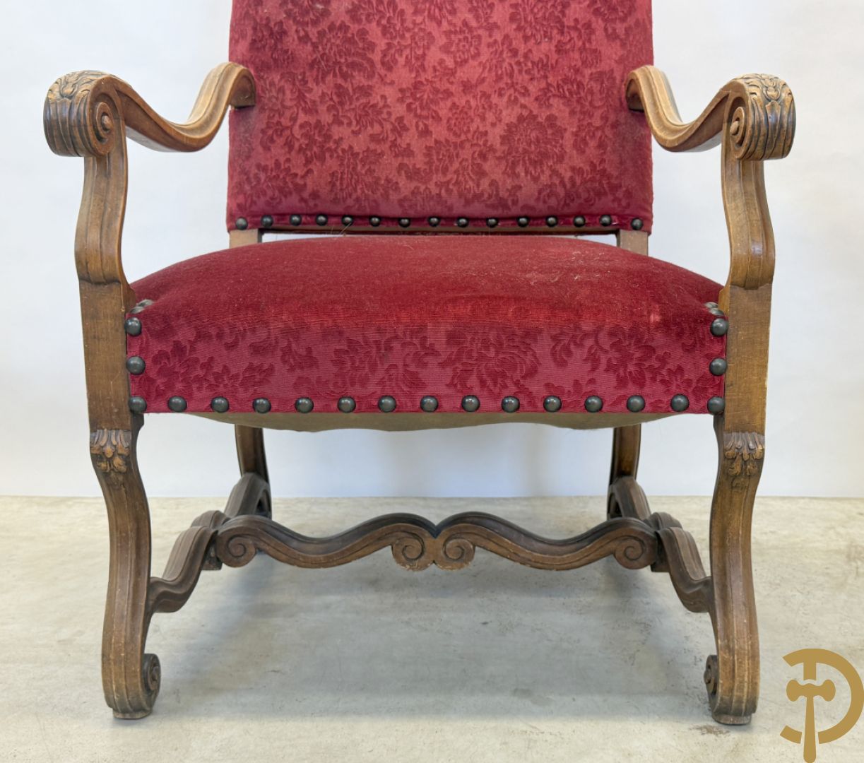 Paar armzetels met voluutvormige armleuningen, bordeaux stof, gesculpteerd met accanthusranken + Armzetel met bordeaux stof, vollutvormige armleunungen en gesculpteerd met accanthusranken