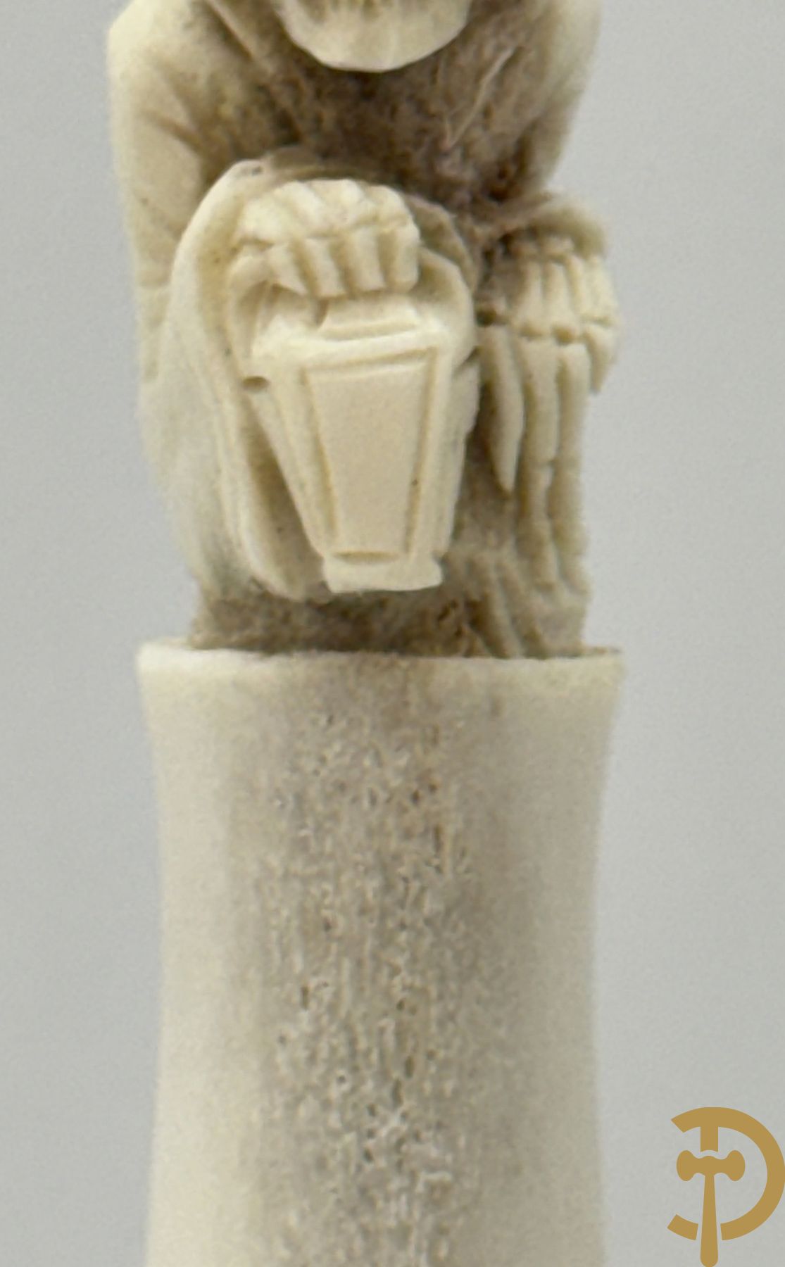 Twee handgesculpteerde hertegeweien in de vorm van een doodskop onder globe