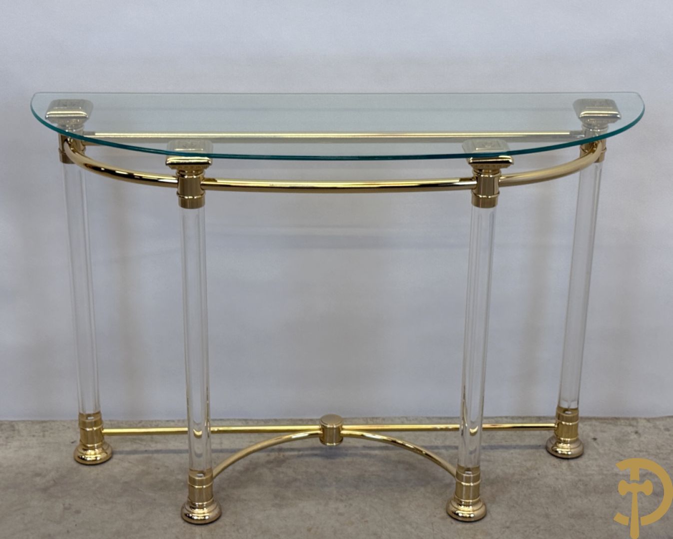 Moderne console met koperen frame op 4 helder plexi poten