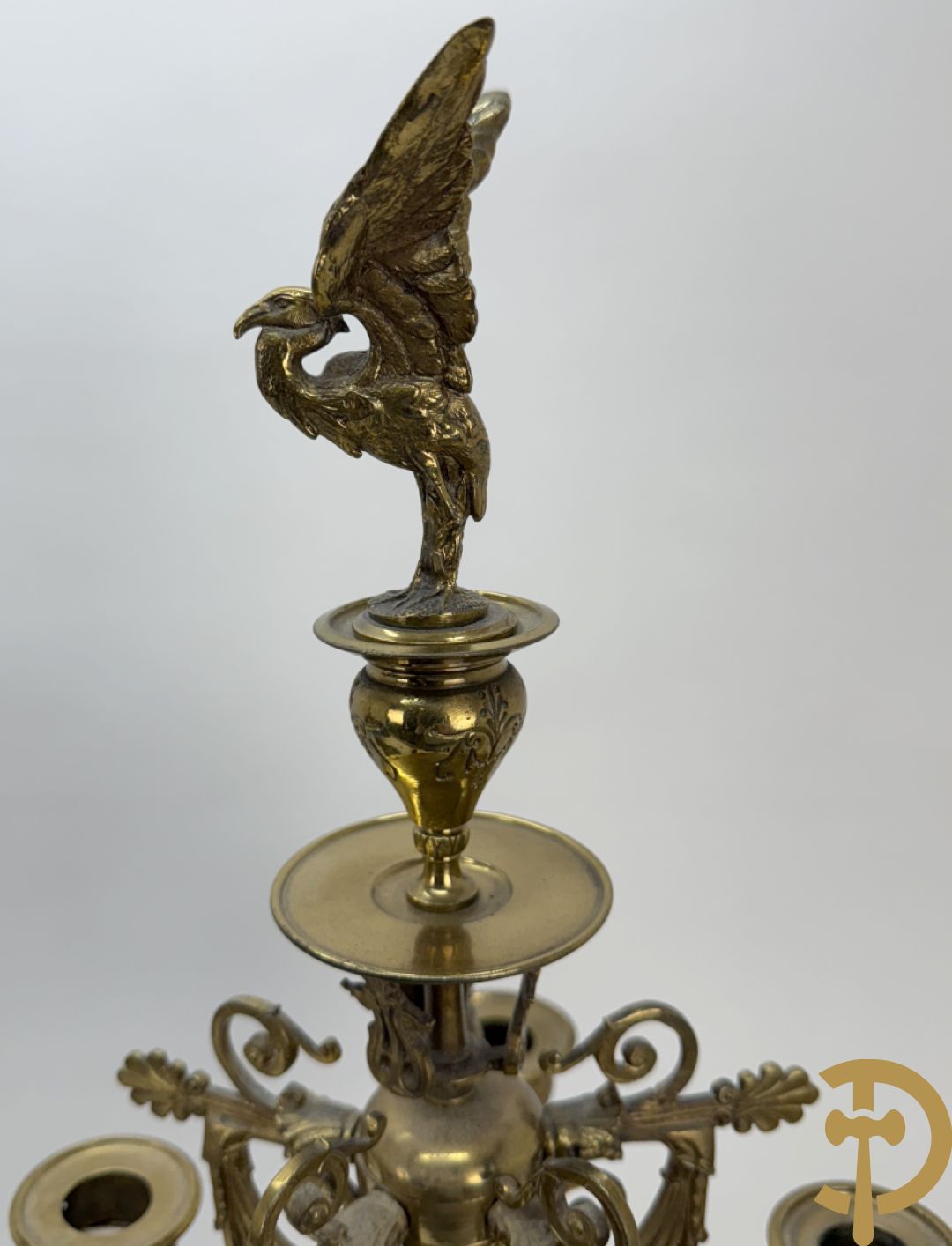 Zwart marmeren garnituur Napoleon III bestaande uit paar bronzen vuurrvergulde vijfarmige kandelaars bezet met vogels op zwarte marmeren basis met hertenkoppen + zwart marmeren middenstuk met klok bezet met hertenkoppen (zonder beeld)