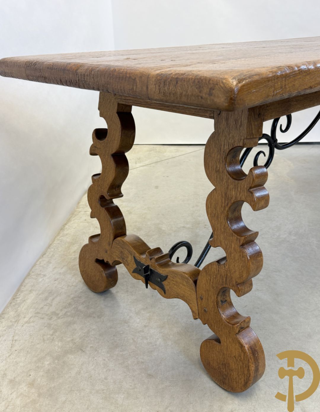 Massief eiken tafel met wangen en smeedijzer verbonden + 6 hoogleunige stoelen + 2 armzetels