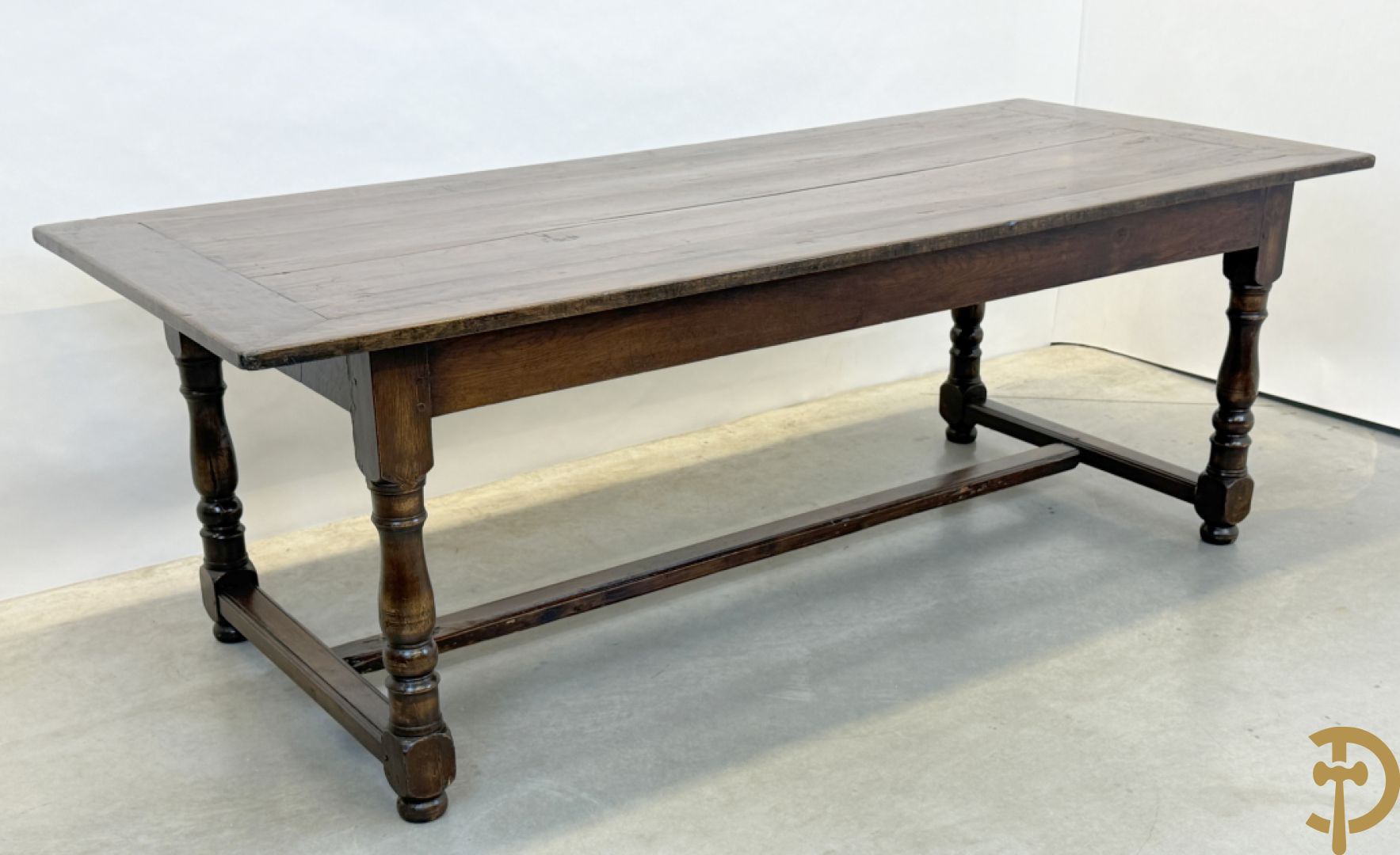 Massief eiken tafel op ballusterpoten