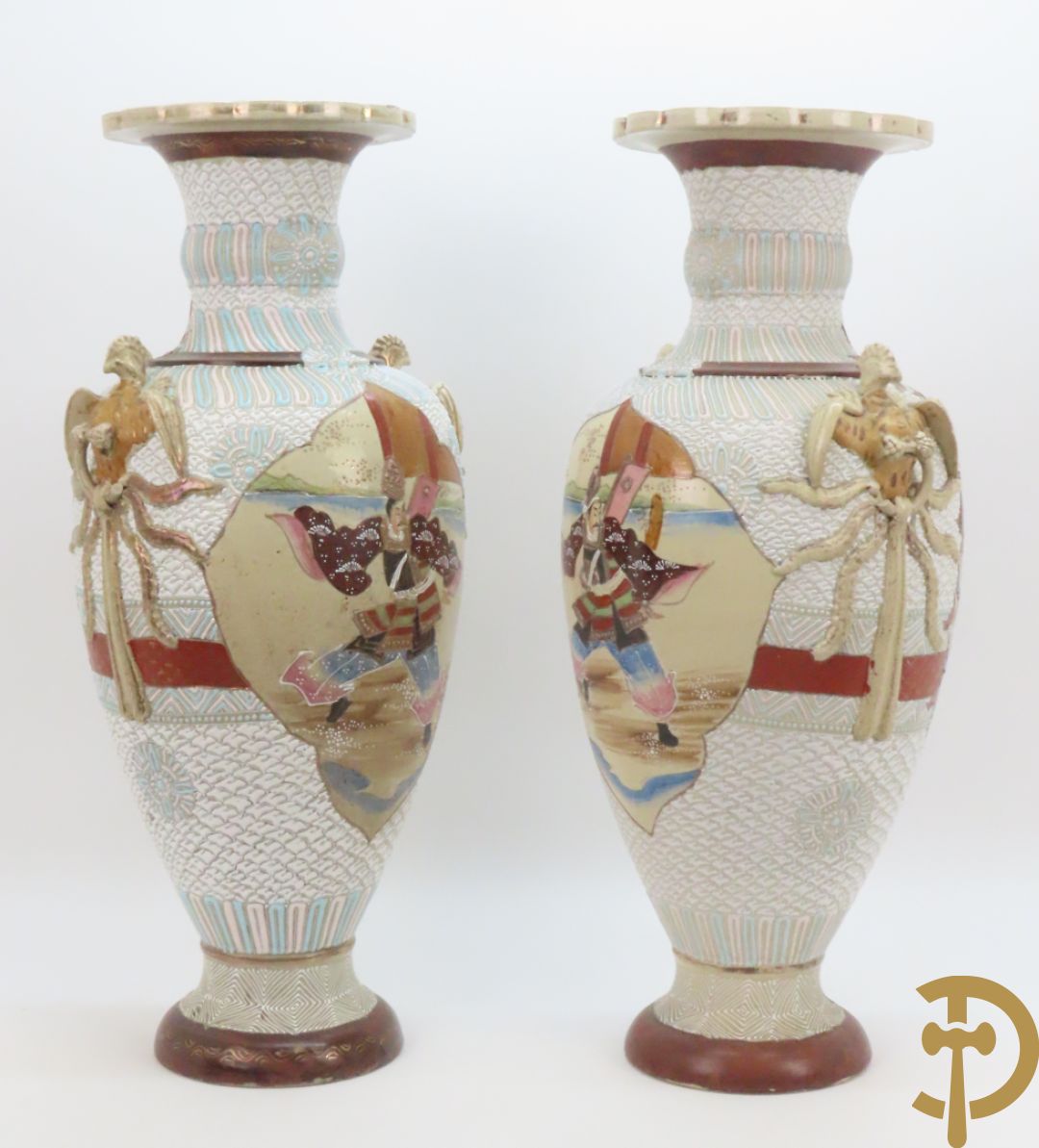 Paar Japanse Satsumat vazen met kijgerdecor en geanimeerde scènes, zijdelings met vogels bezet