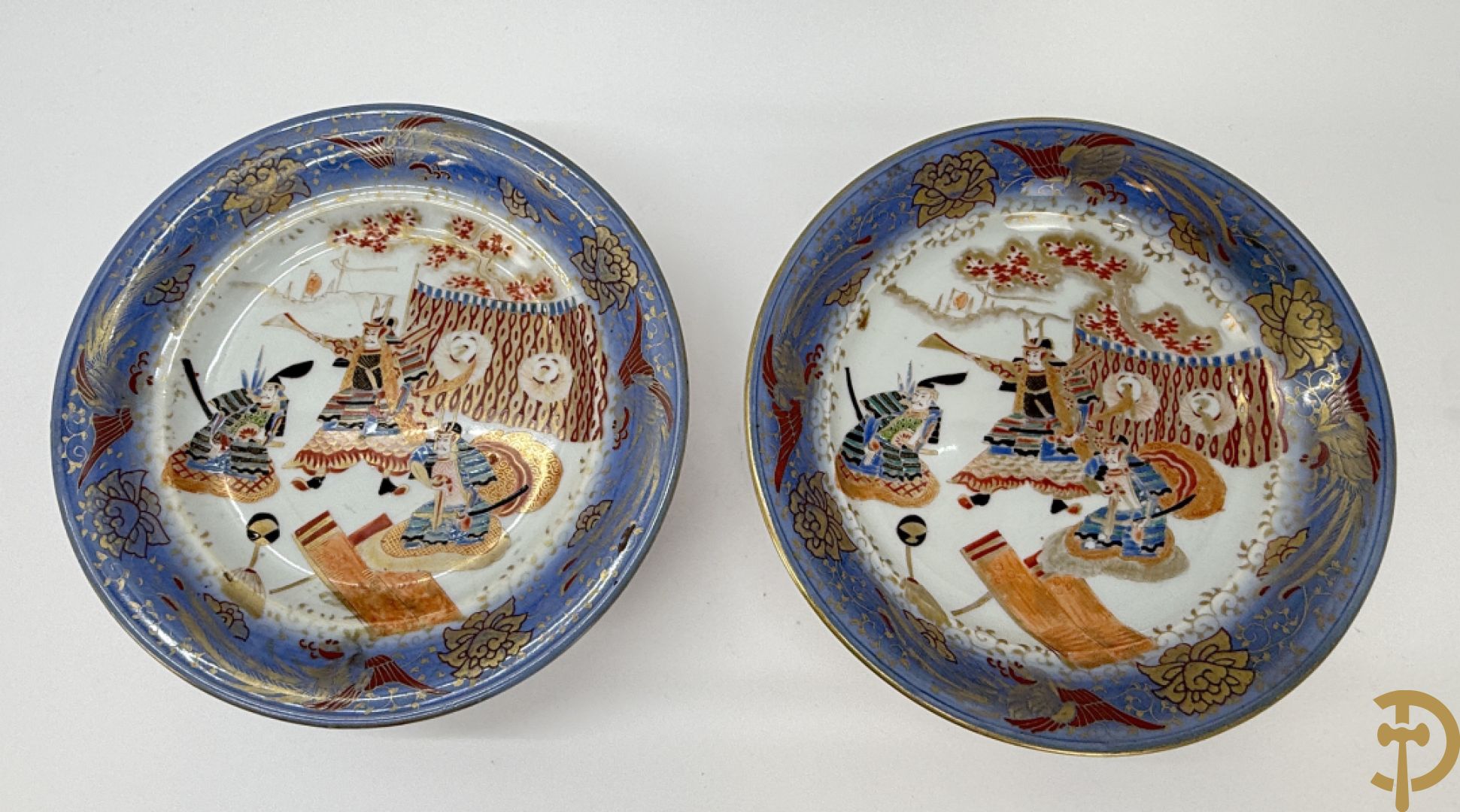 Paar Japanse meerkleurige porseleinen schalen met krijgerdecor op voet