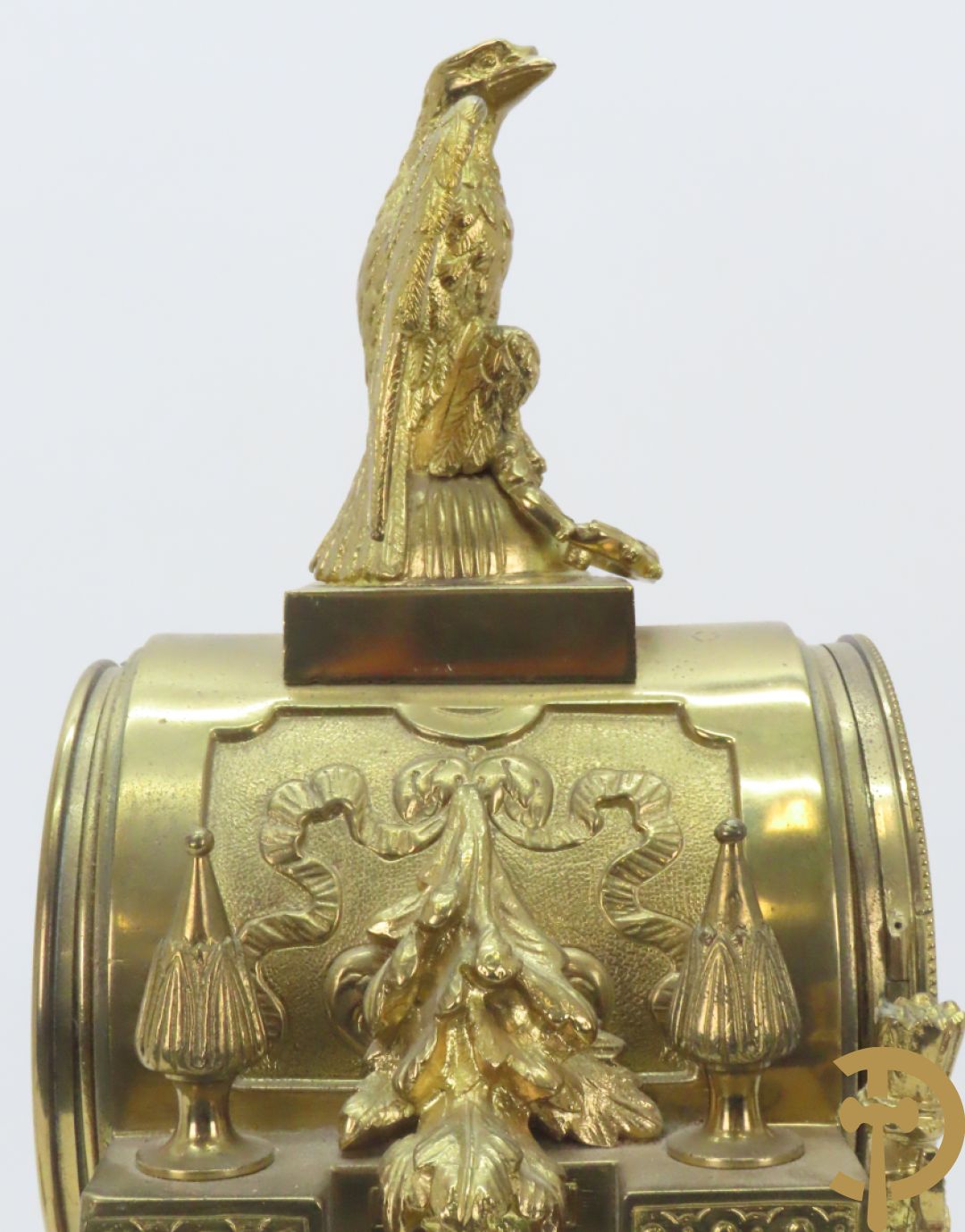 Driedelige bronzen garnituur bestaande uit middenstuk met 4 gecanneleerde zuilen en adelaar bezet + paar kandelaars