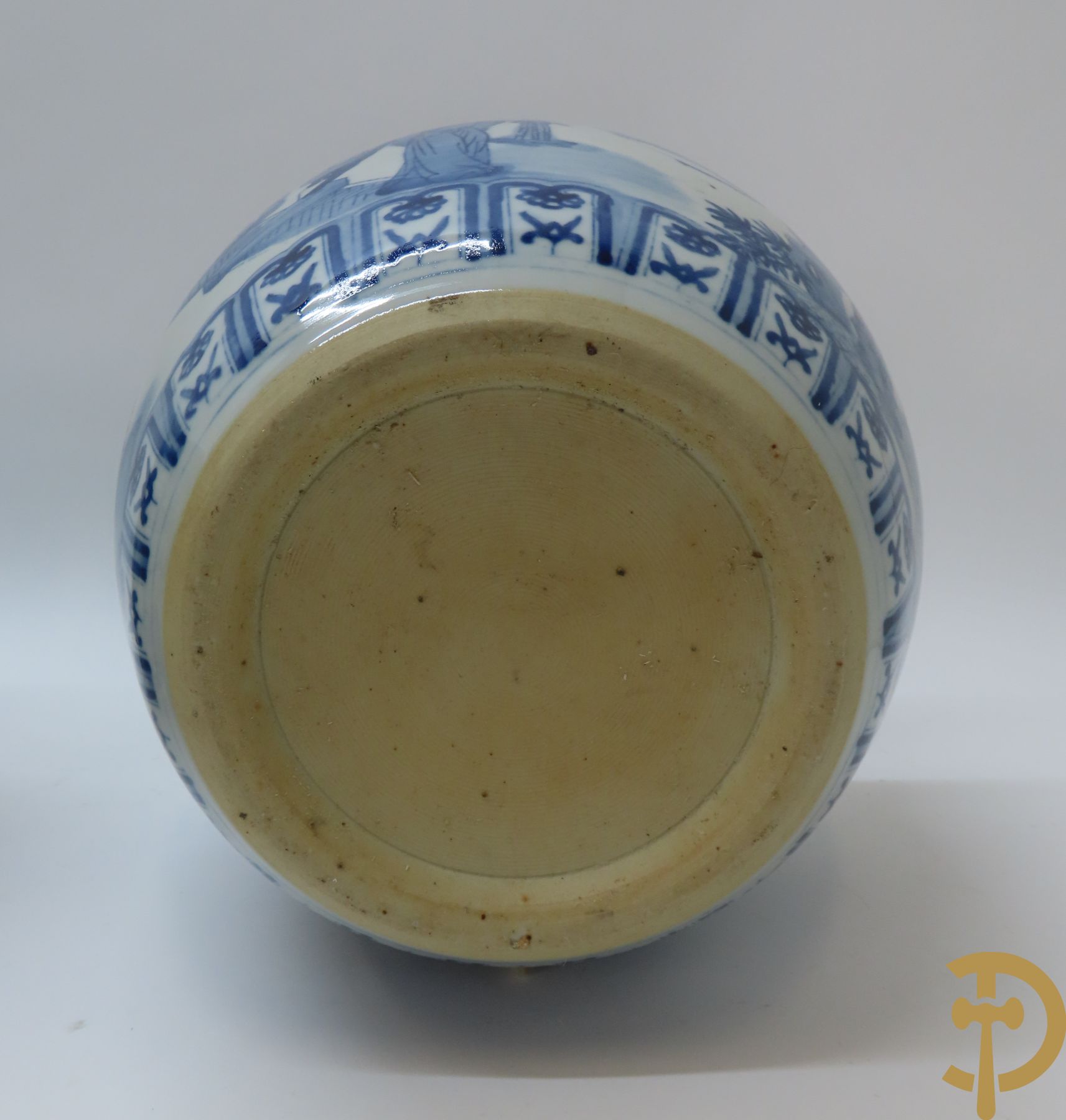 Paar Chinese porseleinen cachepots met blauw/wit decor van dames in landschap