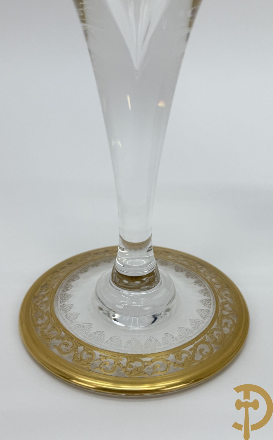 Paar kristallen kandelaars, Thistle Or, Saint Louis gemerkt