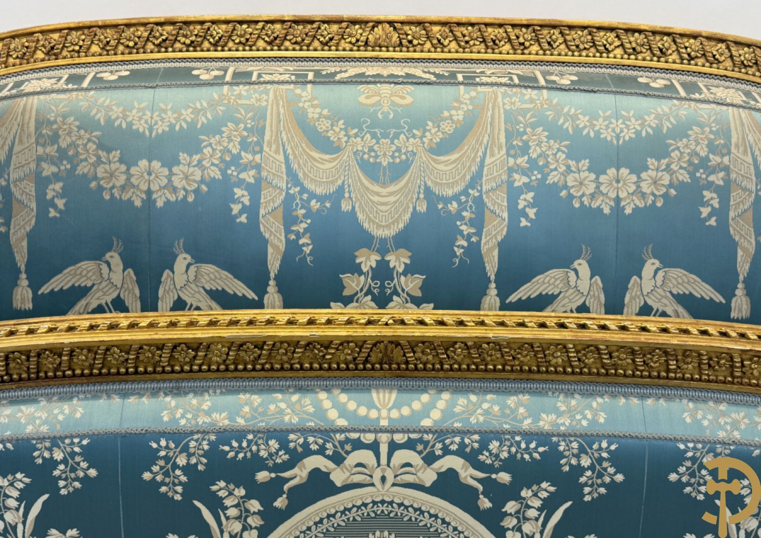 Verguld afgebogen Louis XVI bed met accanthusranken en voluutvormige ornamenten, mooi gestoffeerd met florale motieven