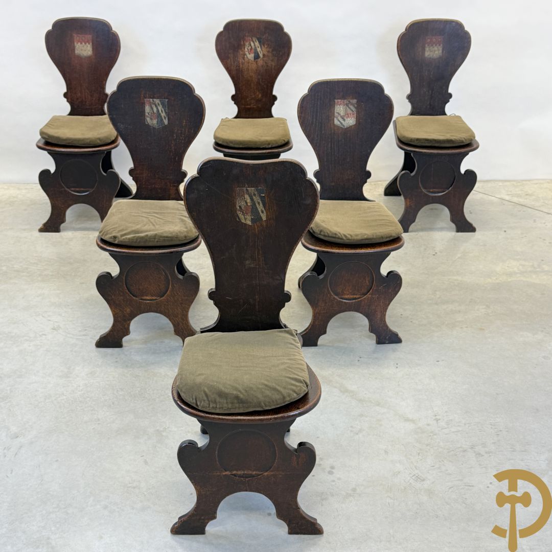 Zes landelijke eiken stoelen met beschilderde wapenschilden op de rug