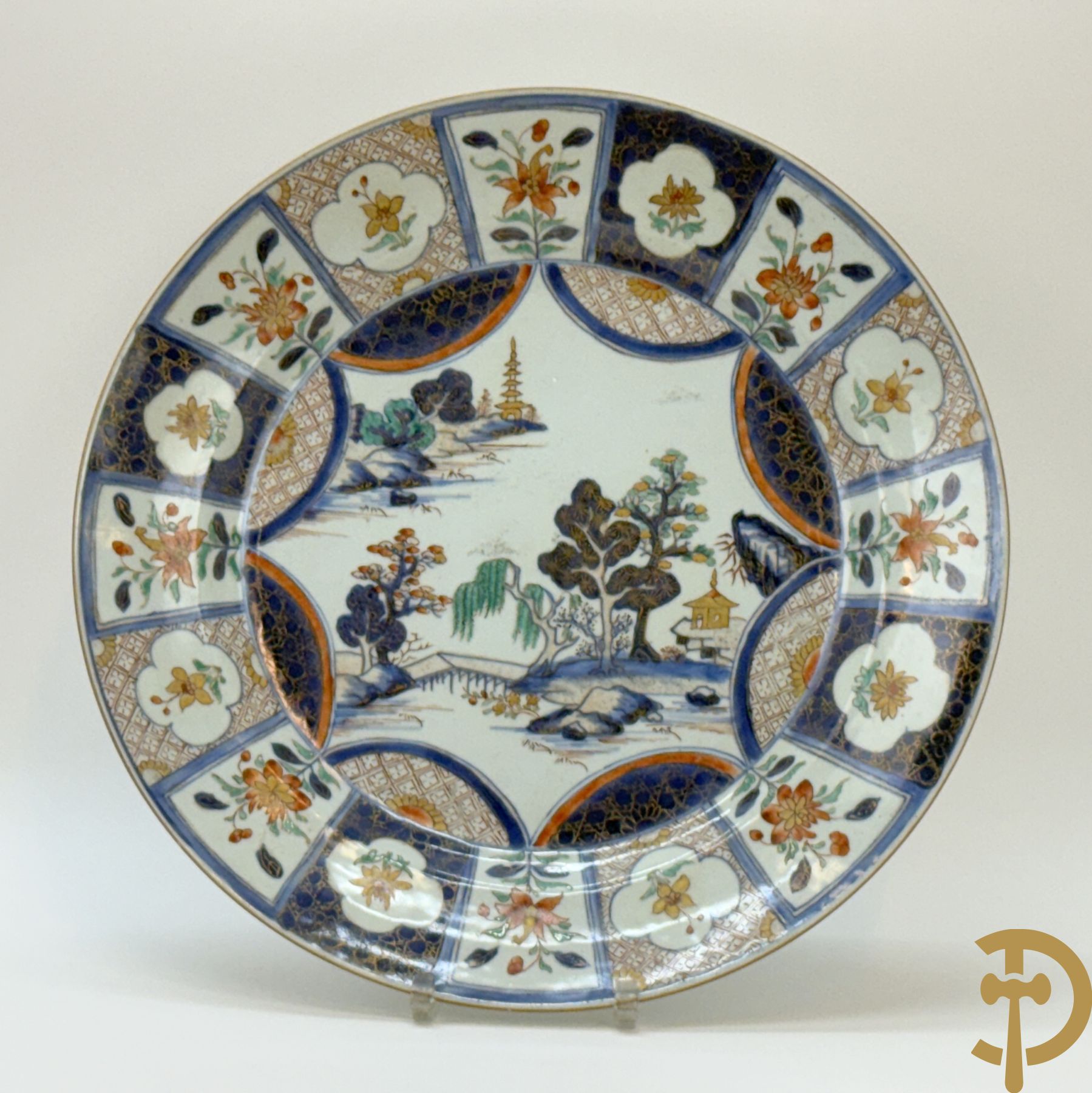 Chinees porseleinen Imari bord met landschapsdecor en bloemen