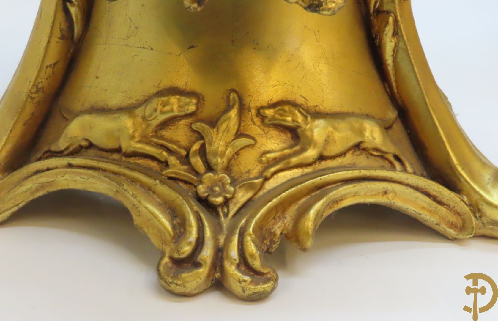 Twee vergulde sokkels met accanthusranken