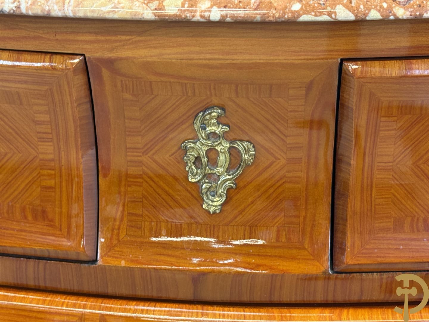 Gegalbeerde notelaren vierladencommode bezet met bronsbeslag en marmeren blad