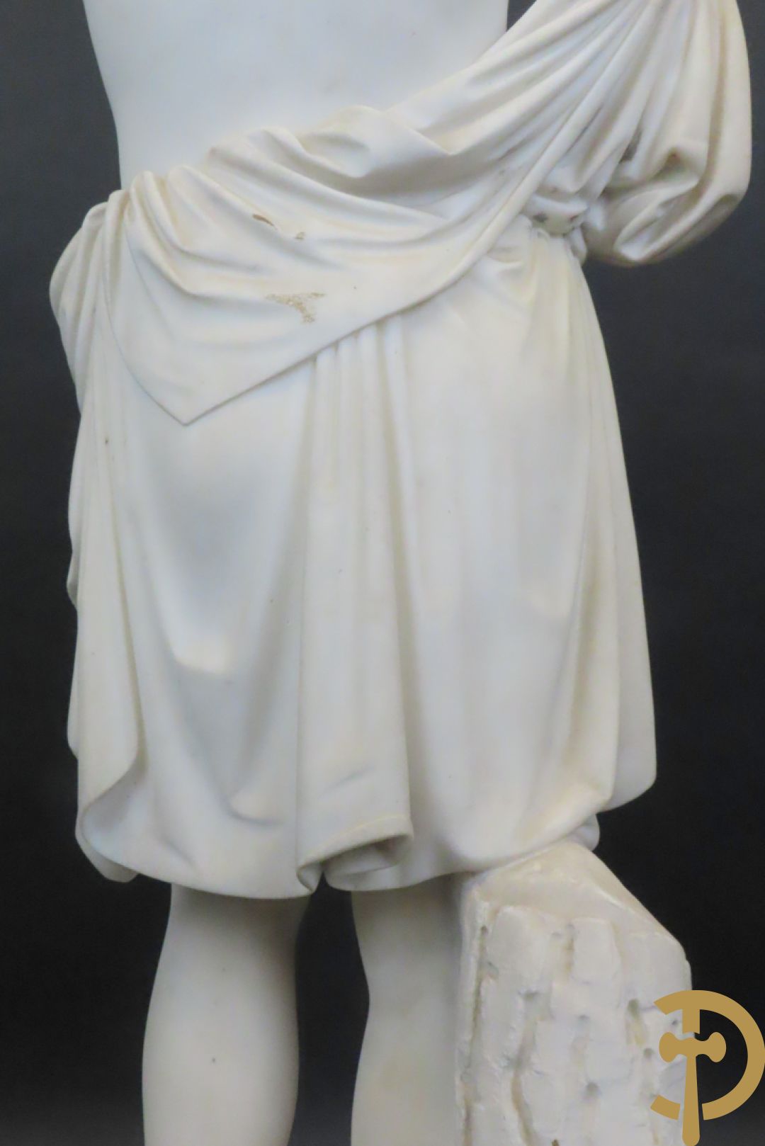 Onleesbaar getekend links achter 