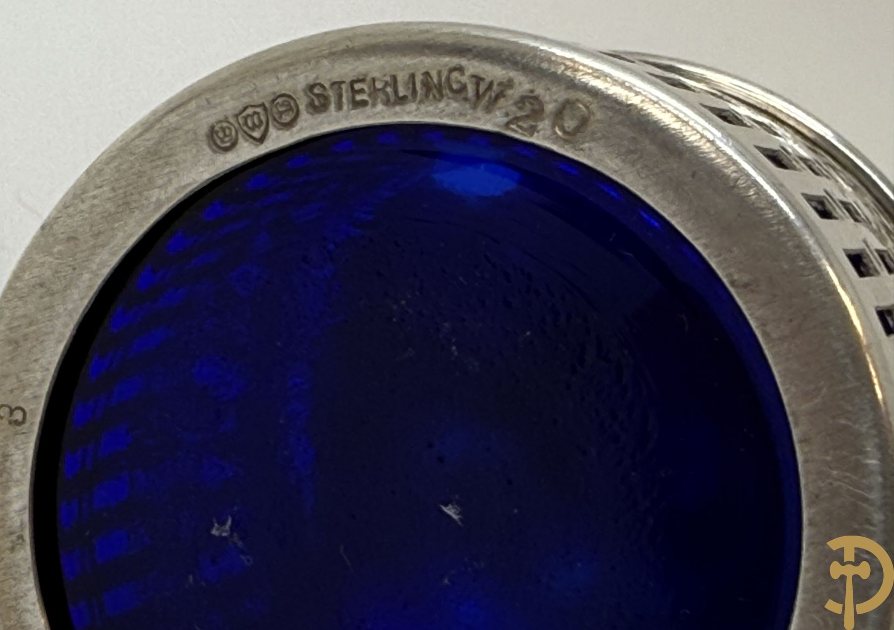 Massief zilveren schelp met lepeltje + 2 openklapbare   sucriers + peper- en zoutstel + mosterdpotje met zilveren omhulsel