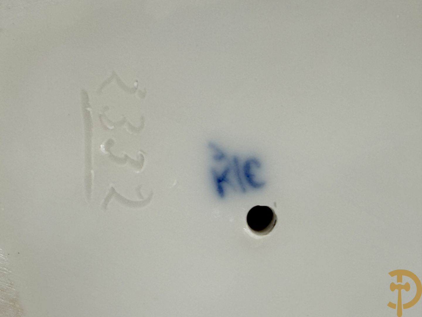 Porseleinen vogel Condor, onderaan gemerkt K/C nummer 2332