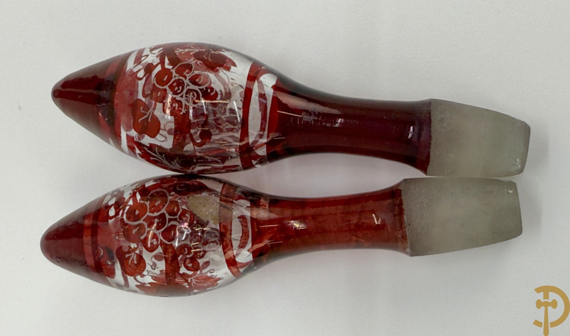 Paarse en rood gekleurde kristallen karaf Val-Saint-Lambert + 2 Boheemse karaffen + verzilverde decanteur met Louis XV motieven