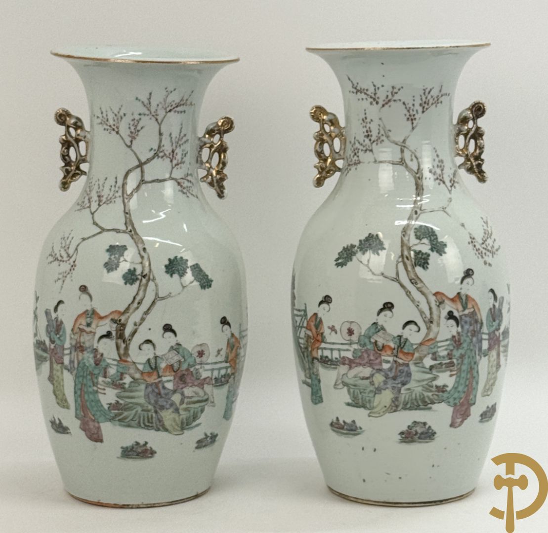 Paar Chinese porseleinen vazen met geisha decor en dames in landschap