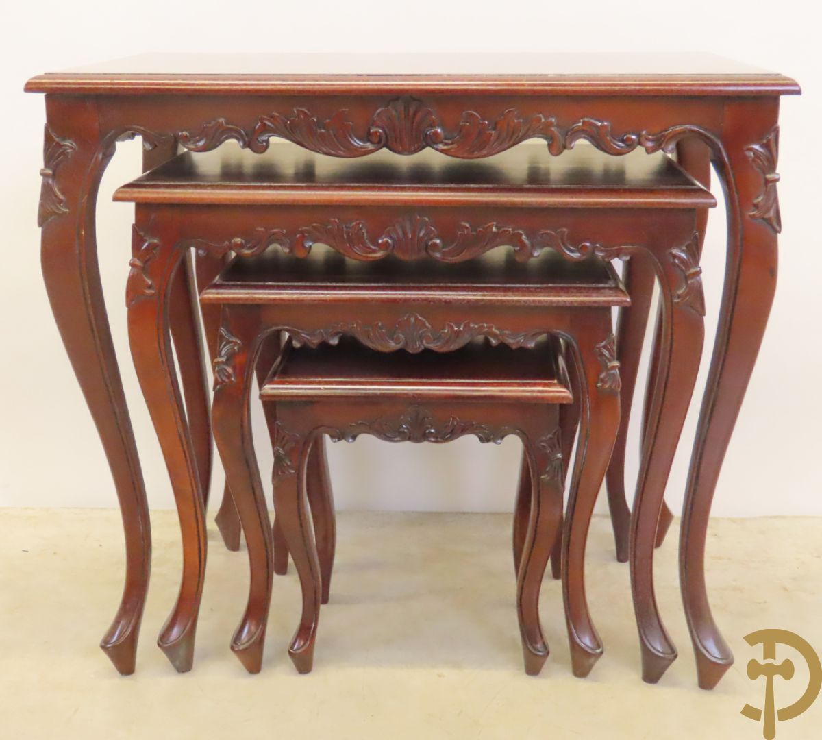 Vier inschuifbare mahoniehouten cigognetafels,  Louis XV stijl