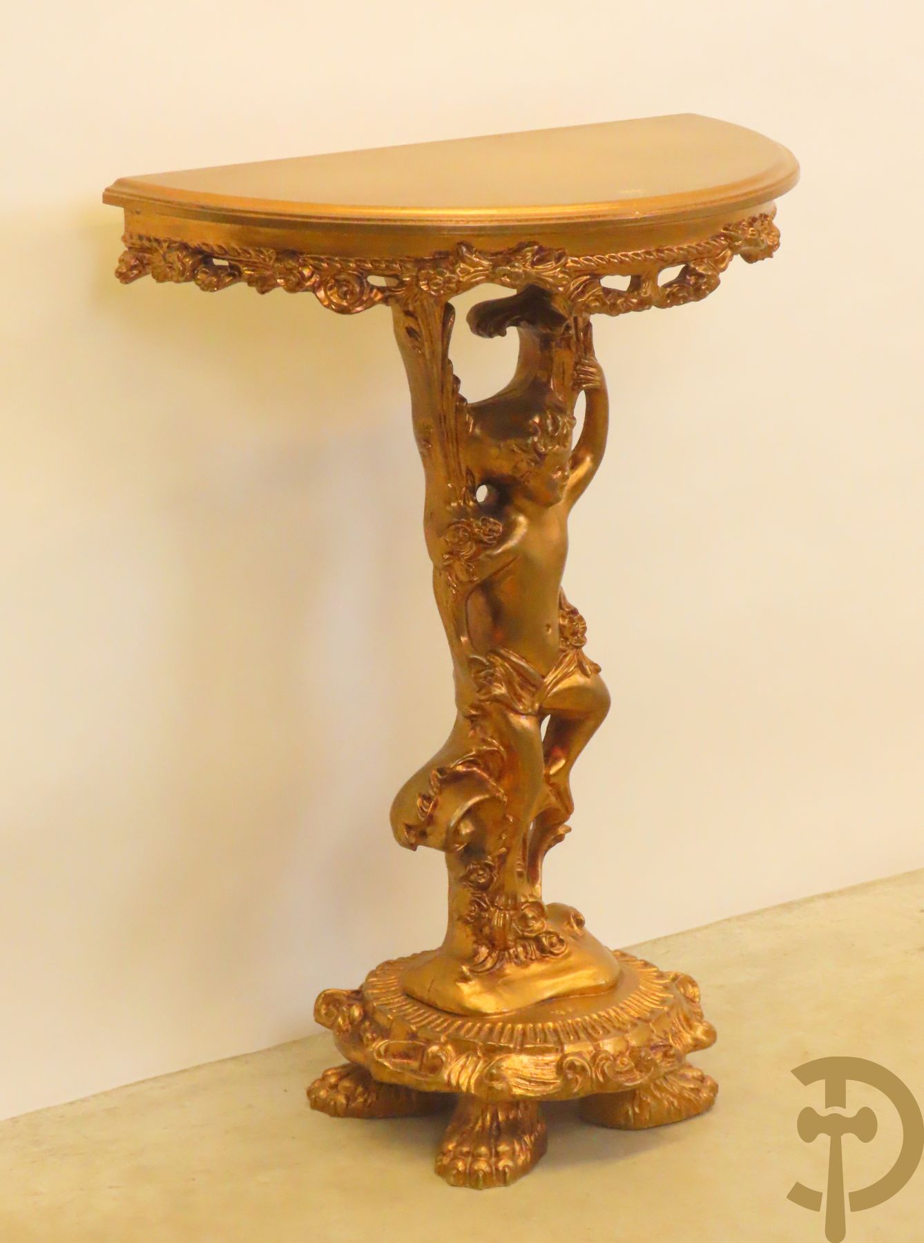 Vergulde halve maanvormige console gedragen door cupido op klauwepoten