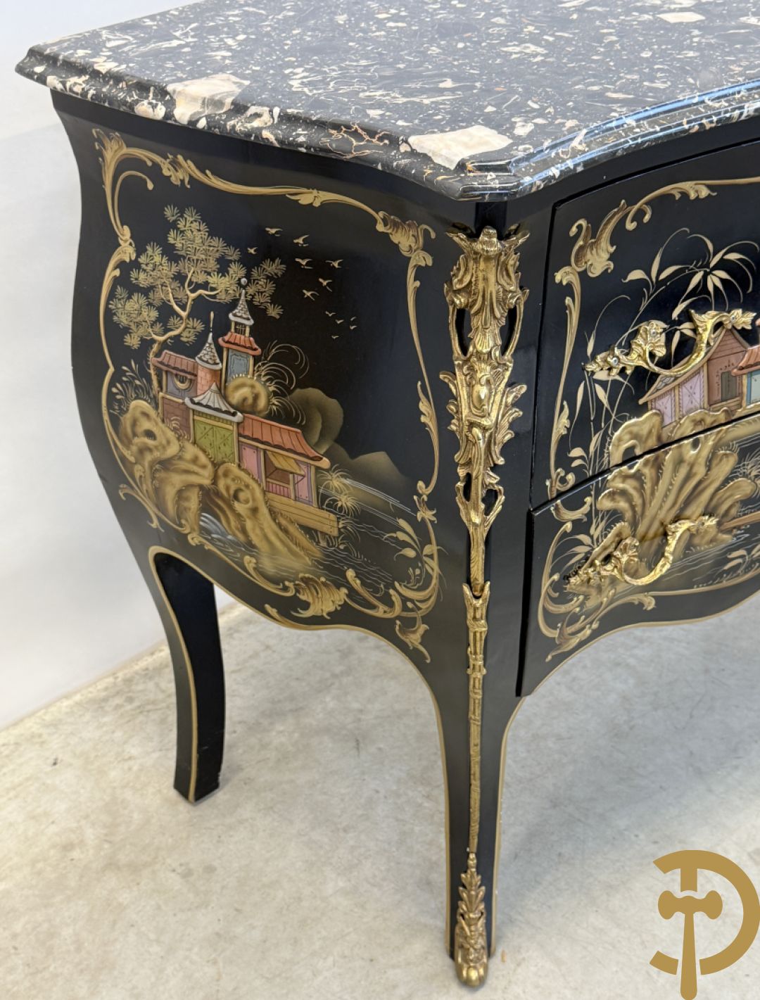 Zwartgelakte gebuikte tweeladencommode met Chinoiserie decor en marmeren blad