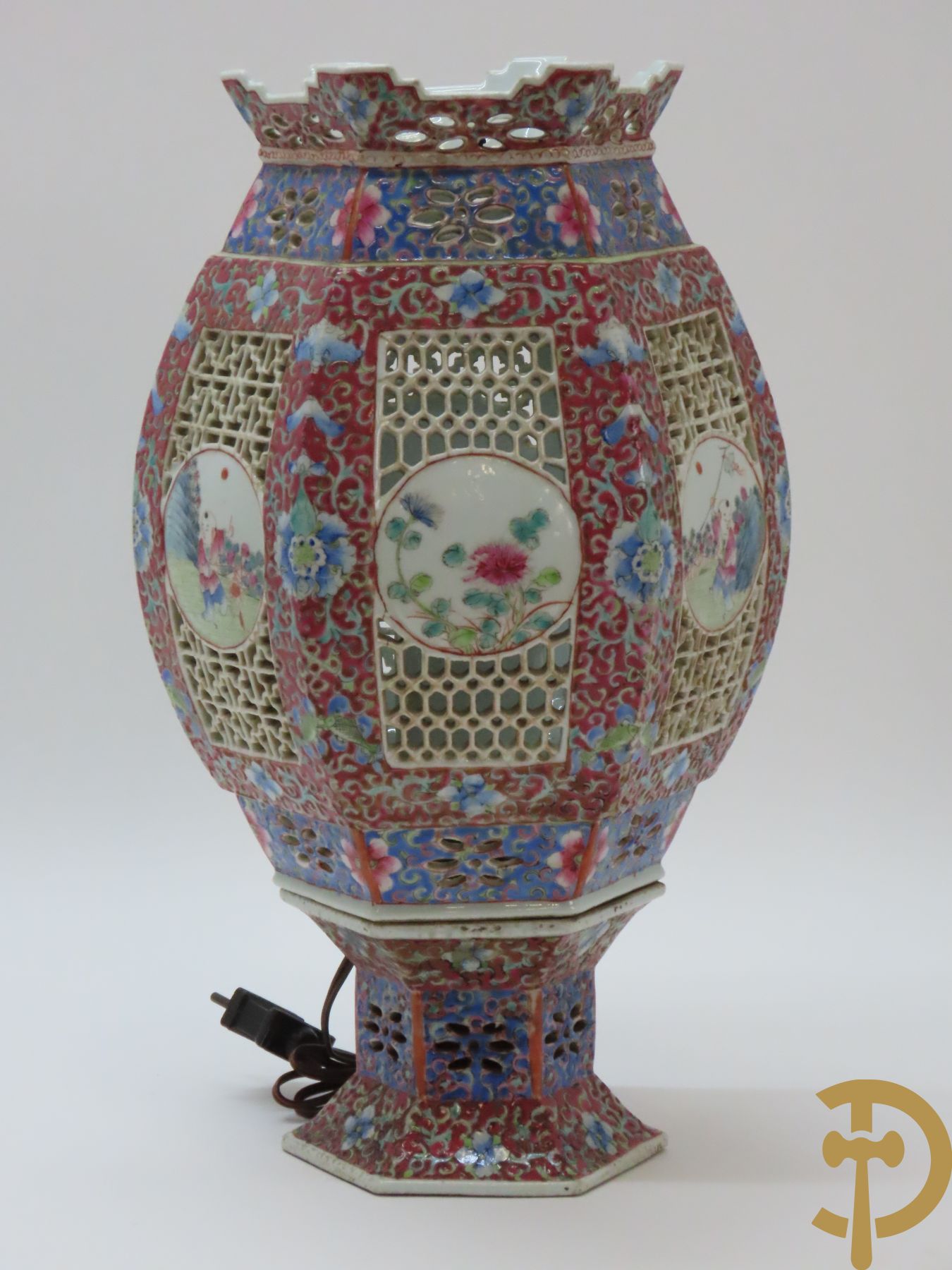 Chinese porseleinen geajoureerde zeshoekige lamp met geanimeerde scènes