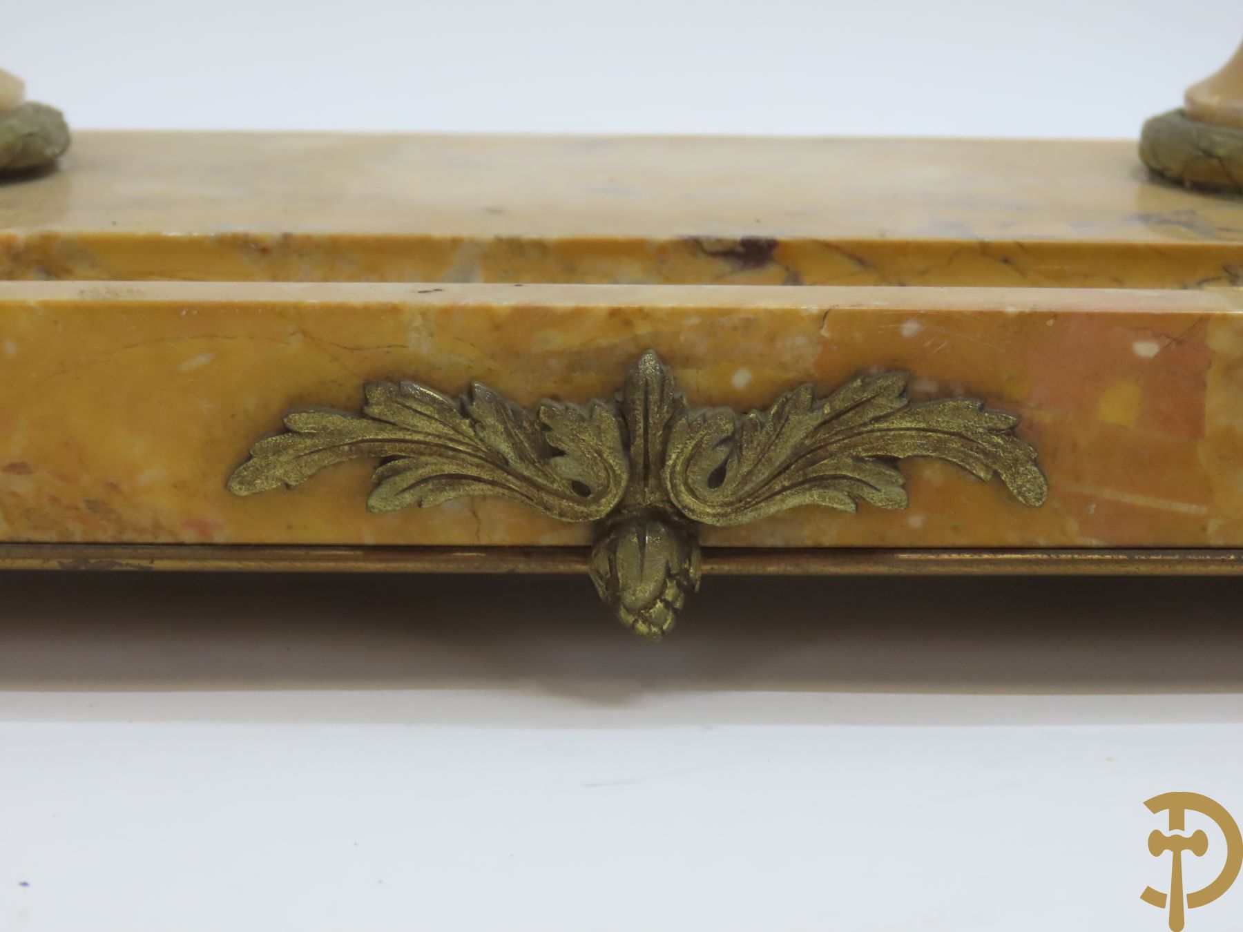 Marmeren inktstel met centraal verguld bronzen beeld met figuur van Lorenzo De Medici naar Michelangelo marmeren brievenhouder