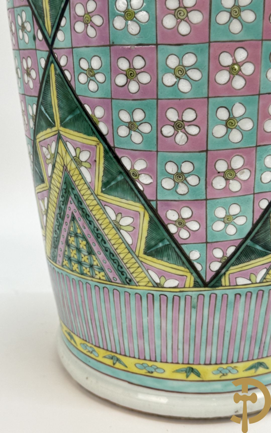 Chinese porseleinen vaas met ruitvormen en geometrische patronen, bovenaan met fo honden bezet