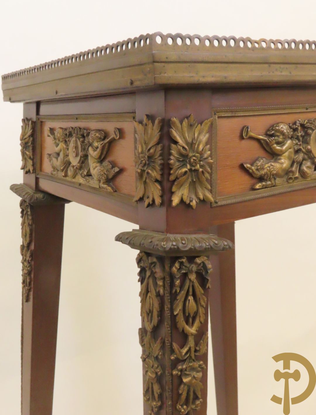 Notelaren staander bezet met bronsbeslag van musicerende cupido