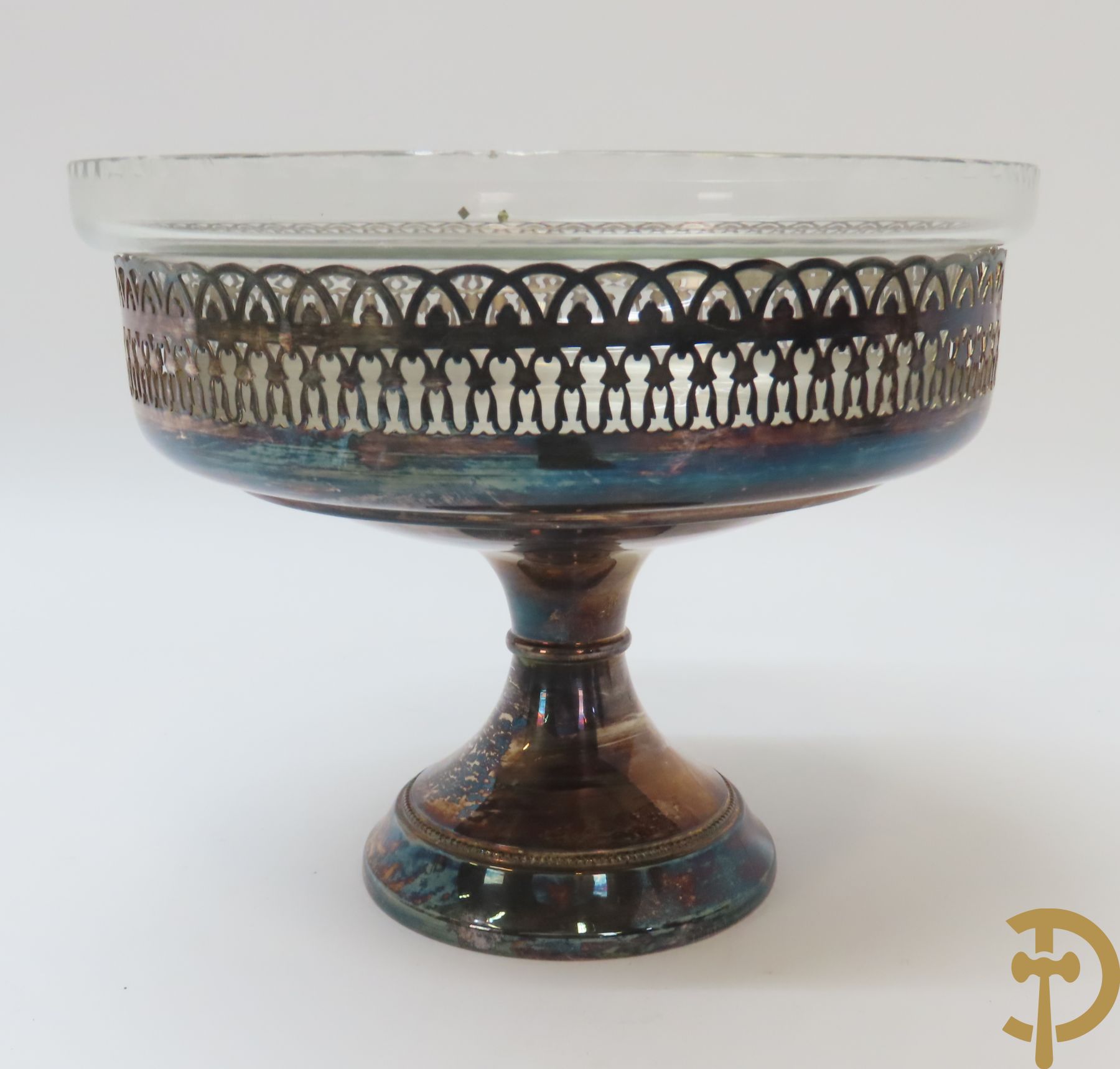 Verzilverd koffiestel MFD & Plated by Reed & Barton 2046 bestaande uit koffiekan, melkkan en suikerpot met ovale medaillons + verzilverde coupe met eekhoorn en rocaille + verzilverde coupe met glas + Verzilverde schenkkan met houten handvat