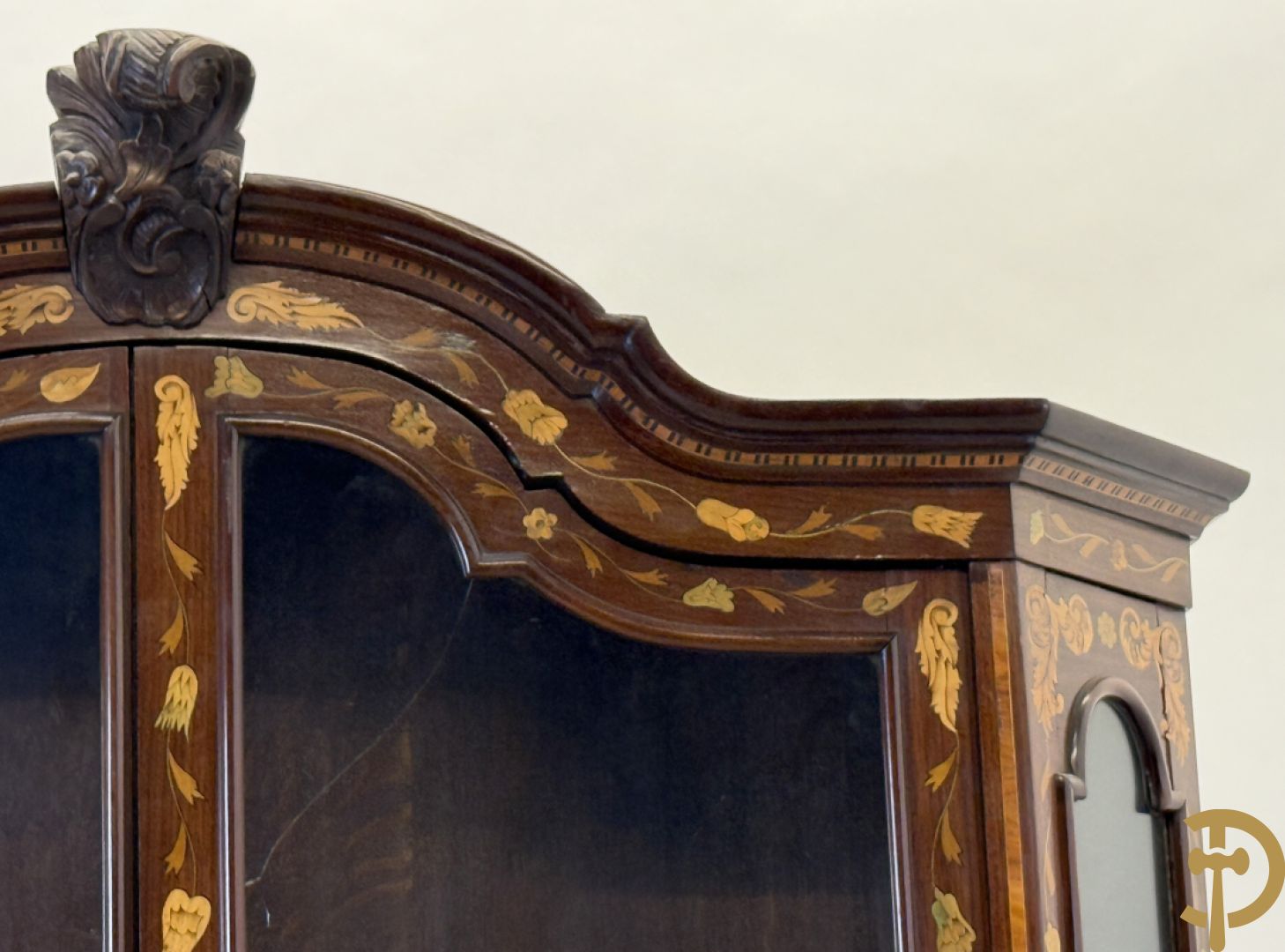 Hollandse vitrine met gemarketteerd bloementafereel, bovenaan met 2 beglaasde deuren en rocaille als kuif - onderaan met 2 gesloten deuren bezet met amforen, vogels en bloemenmarketterie