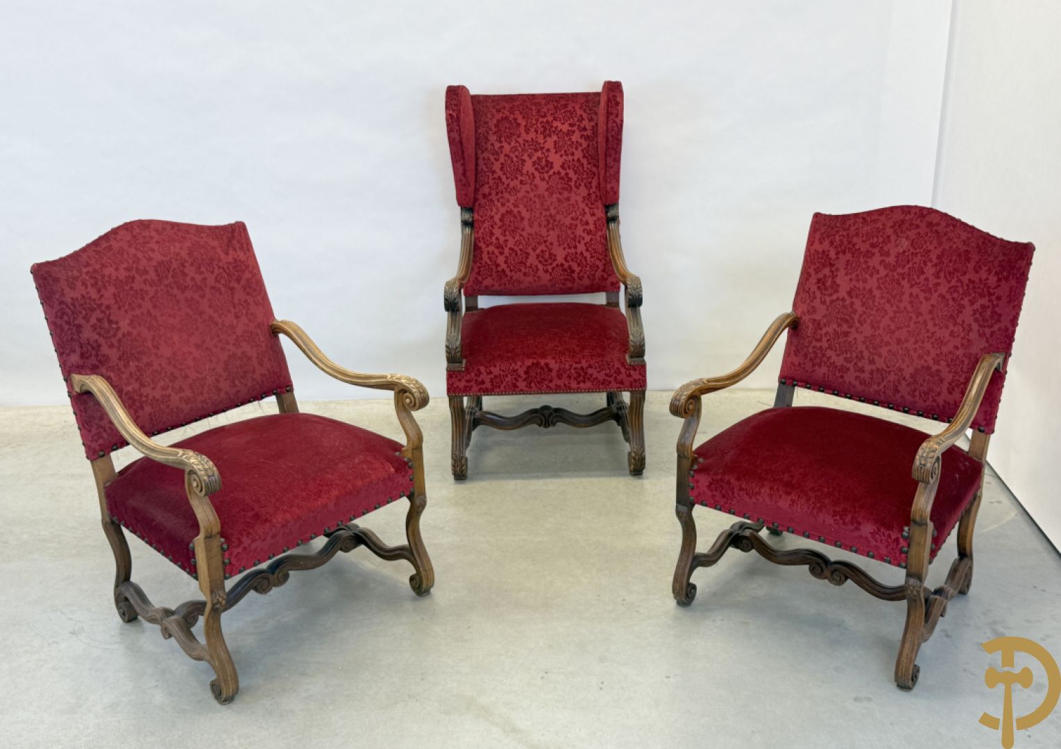 Paar armzetels met voluutvormige armleuningen, bordeaux stof, gesculpteerd met accanthusranken + Armzetel met bordeaux stof, vollutvormige armleunungen en gesculpteerd met accanthusranken