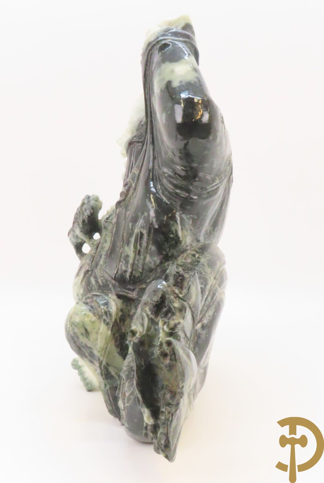 Zittende lachende boedha met kralenkrans en fo hond in gesculpteerde tweekleurige nefriet