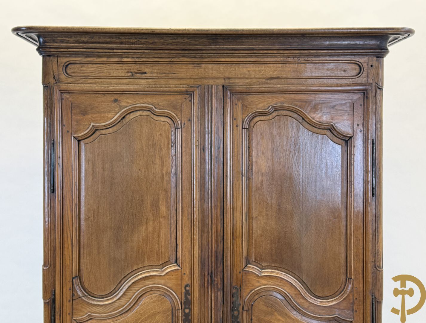 Massief eiken tweedeurskast met afgestoken panelen en gezwaaide moluren