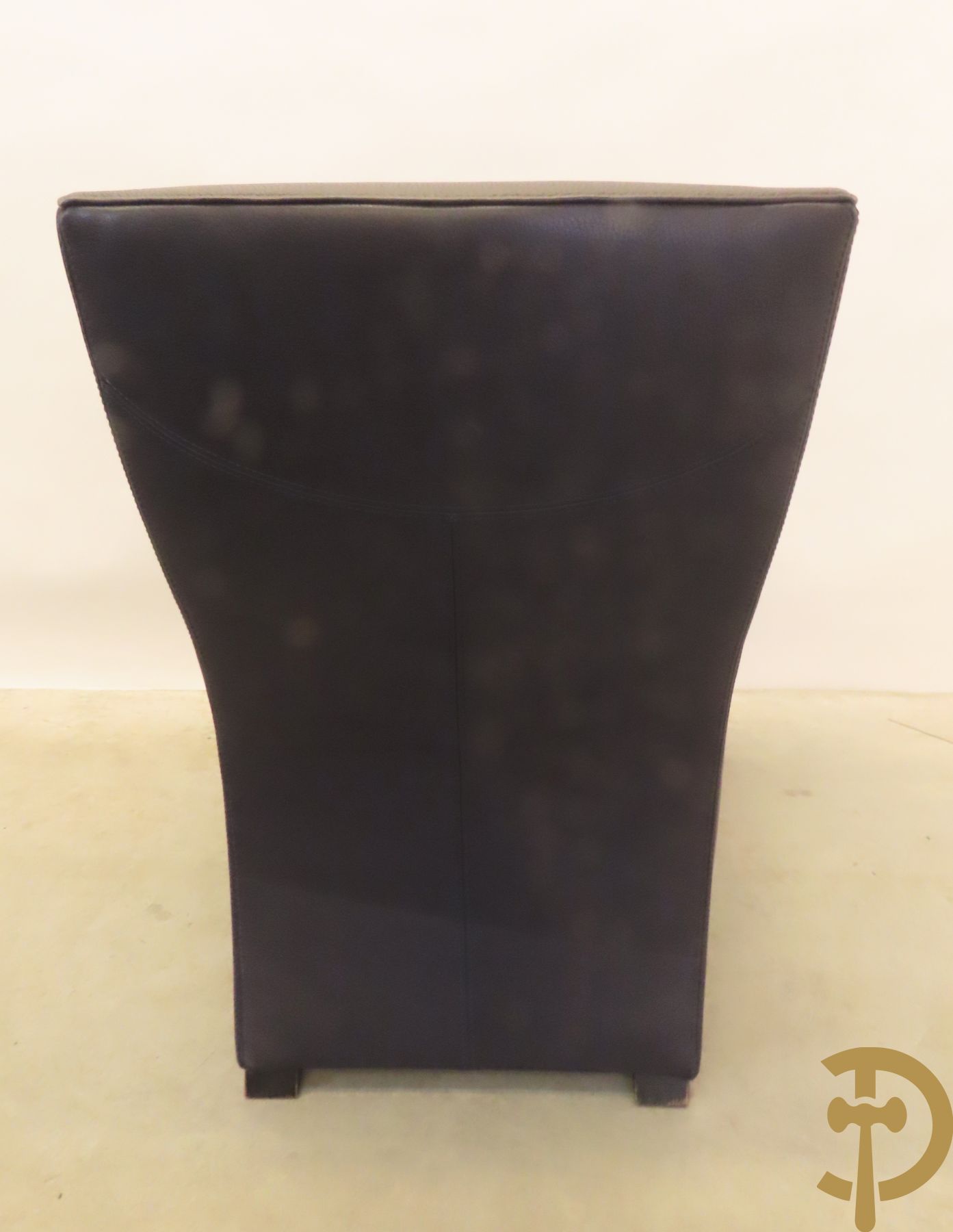 Blauw lederen salonensemble Durlet bestaande uit driezit, 2 fauteuils, 2 voetbankjes en bijzettafeltje met leder overtrokken