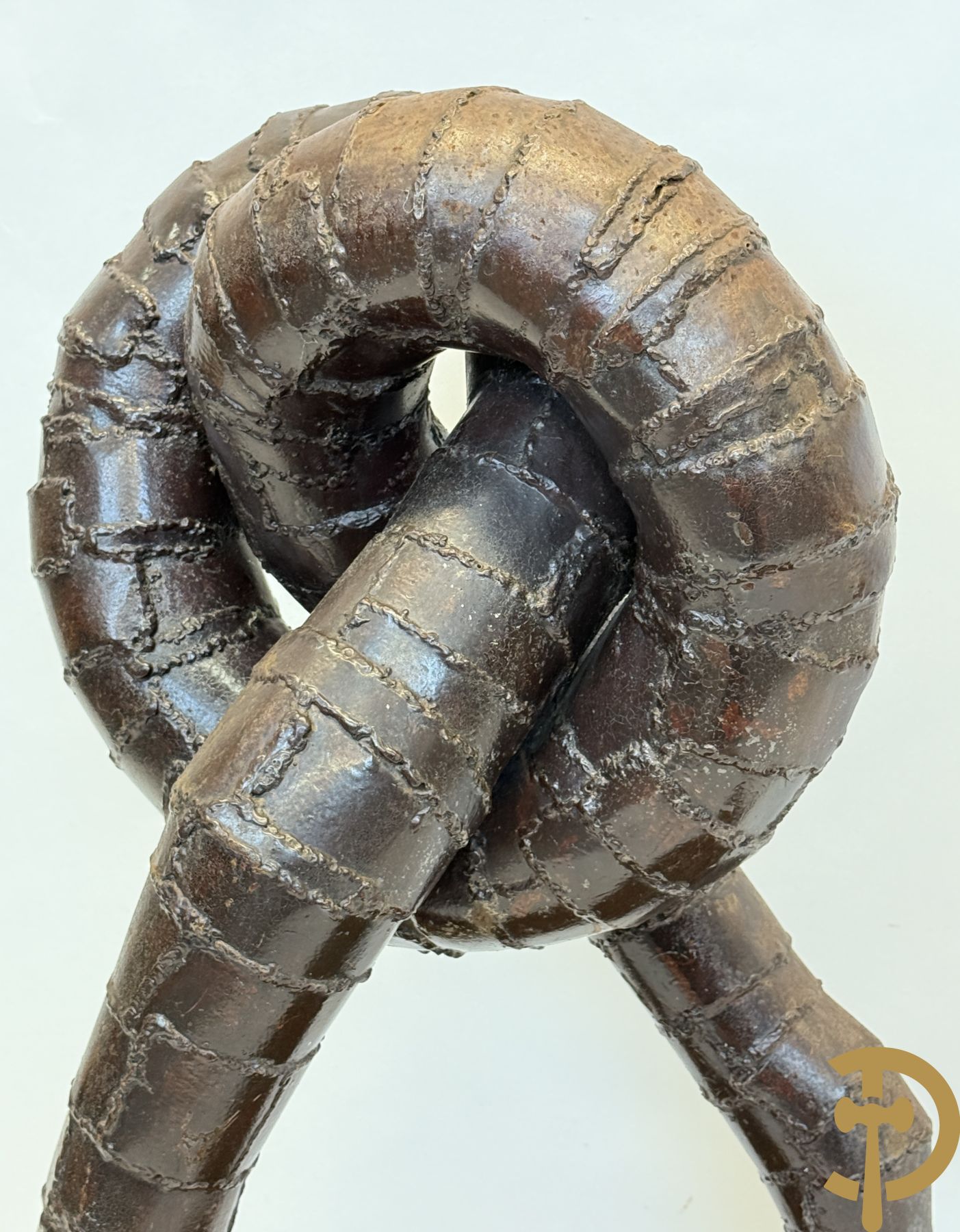 Moderne gepatineerde ijzersculptuur met verstrengelde benen