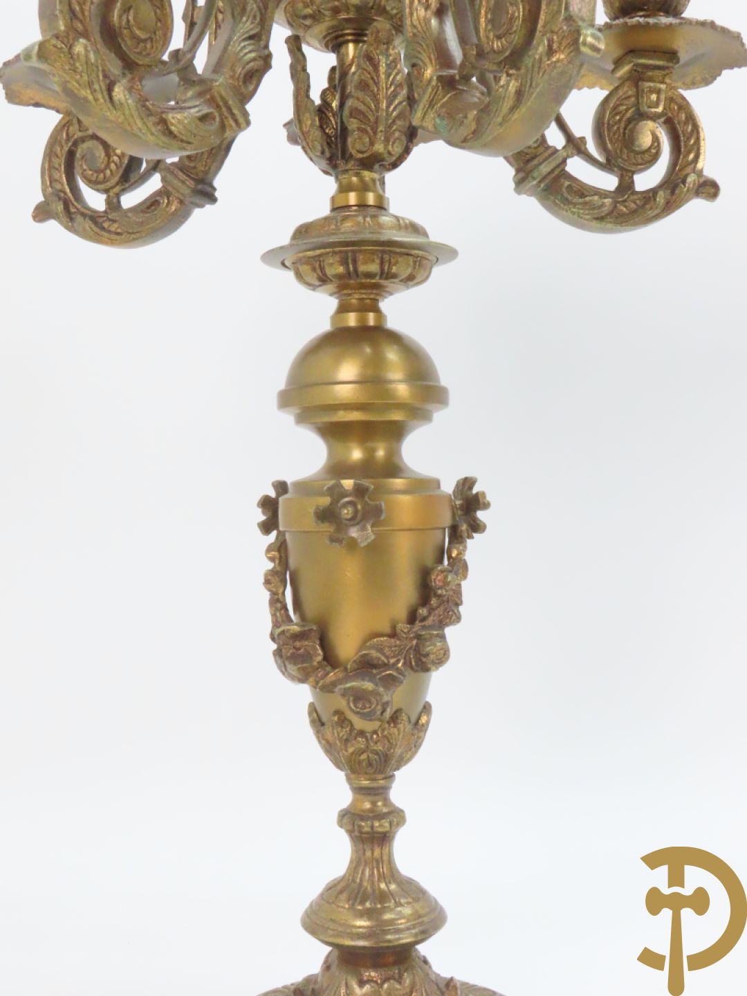 Driedelige bronzen garnituur bestaande uit pendule met 2 dames bovenaan, geflankeerd door paar zesarmige kandelaars