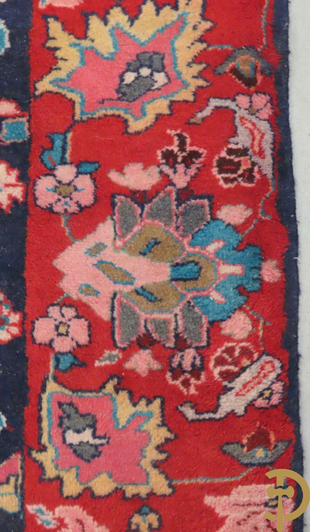 Oosters handgeknoopt tapijt met bloemen en dierenmotieven